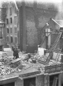 853673 Gezicht op de afbraak van de huizen aan de zuidzijde van de Potterstraat te Utrecht, met links de achterzijde ...